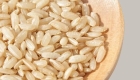 close-up-of-organic-brown-rice-grains-in-a-wooden-bowl-highlighting-texture-and-natural-color-photo