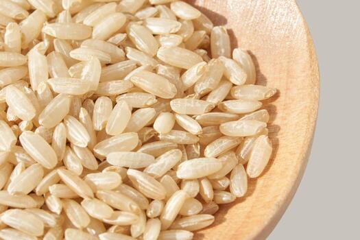 close-up-of-organic-brown-rice-grains-in-a-wooden-bowl-highlighting-texture-and-natural-color-photo